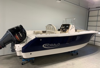 2023 Robalo R230 Biscayne Blue/White Boat